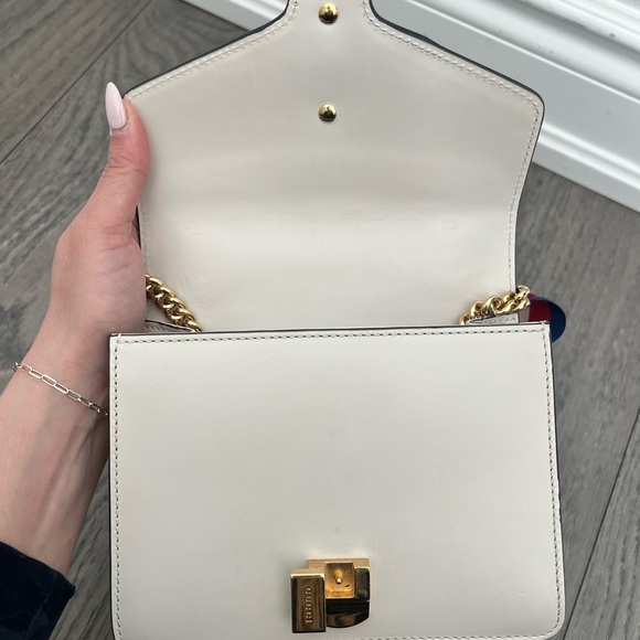 Authentic Gucci Mini Sylvie Cream Crossbody Bag with Bow - Picture 6 of 13